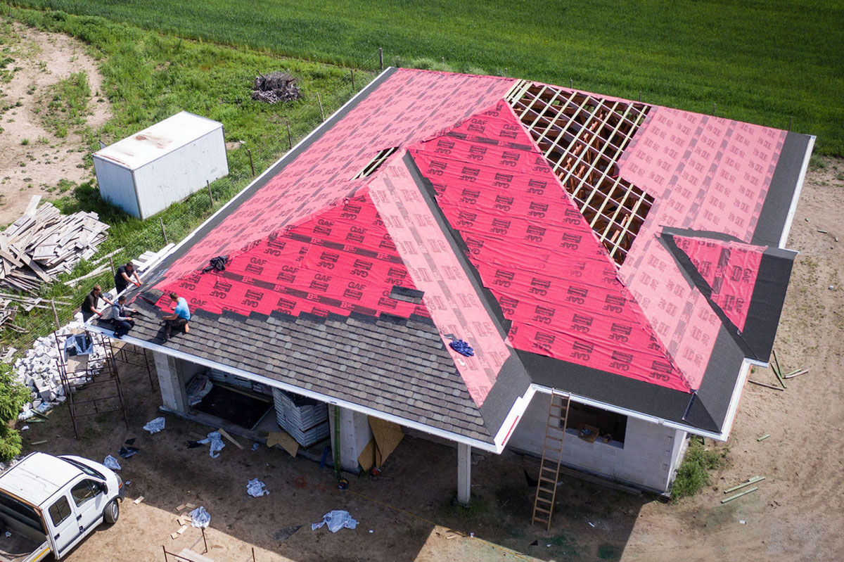 Prawidłowo zamontowane kominki wentylacyjne przyczyniają się do szybkiej i efektywnej wymiany powietrza z pomieszczeń - gont bitumiczny GAF